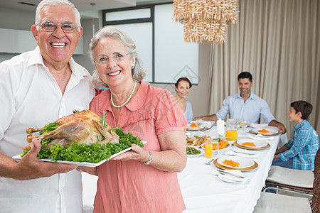 祖父母在餐桌上与家人一起吃烤鸡肉女士午餐用餐女性快乐父亲孩子家庭童年公寓图片