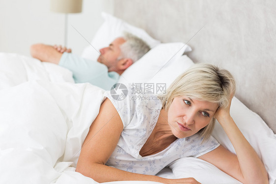 除了躺在床上的男子外 还躺着棉被羽绒被愁云苏醒悲伤软垫说谎夫妻家庭生活房子图片