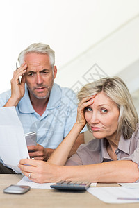 家里有账单的十几对成年夫妇女性文书男人工作茶几夫妻悲哀笔记公寓金融图片