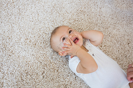 躺在地毯上快乐可爱的婴儿图片