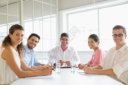 坐在会议桌的有自信的商界人士图片