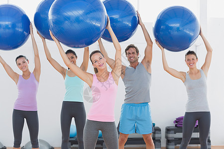 在健身工作室举办健身课 以保持锻练球调子俱乐部运动女性身体健身室友谊护理健身房背心图片