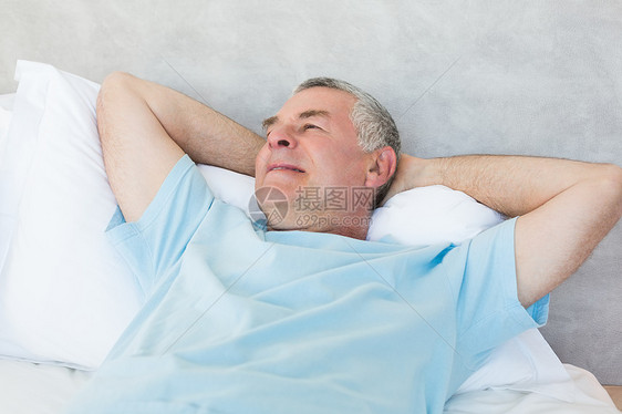 高年男子在床上做梦图片