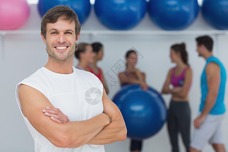 在健身工作室有朋友背景的男人 男图片