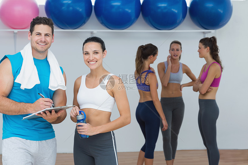 带背景健身课的有微笑情侣文胸夫妻男性记事本女性班级朋友们身体运动训练图片