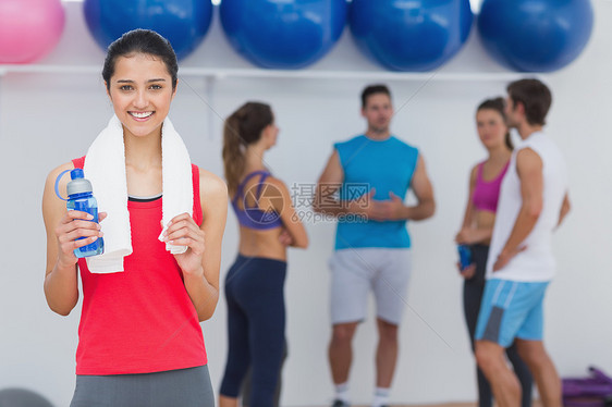 持有水瓶的妇女 其背景为健身品级火车闲暇运动服毛巾班级运动男性男人健身房水壶图片