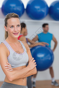 在健身工作室有朋友背景的年轻女性青年瑜伽班级护理火车男性健身房身体闲暇朋友们双臂图片