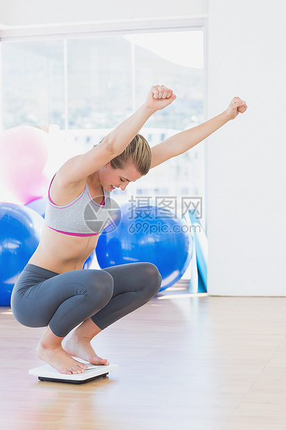 健身女在运动室按比例欢呼健身房竞技减肥胜利闲暇训练快乐火车女性活动图片