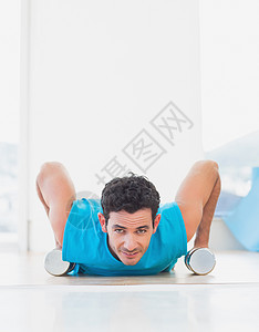 在健身工作室 做带哑铃助推的人运动员健身房活动运动服俱乐部力量肌肉健身室俯卧撑男性图片
