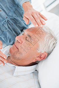 接受心理治疗师的  利基  治疗的人头发康复专家双手说谎成人治疗师水疗枕头老年图片