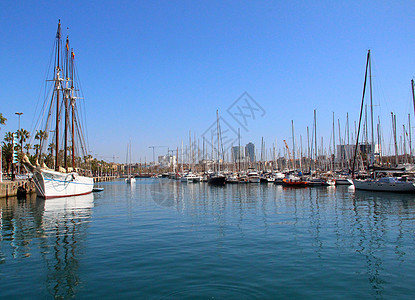 在巴塞罗纳码头运输航行游艇太阳蓝色闲暇奢华天空航海爱好图片