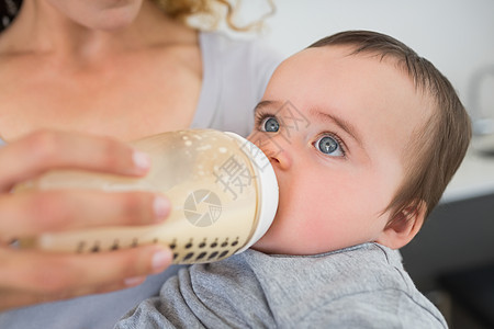 母乳喂婴儿的母奶图片