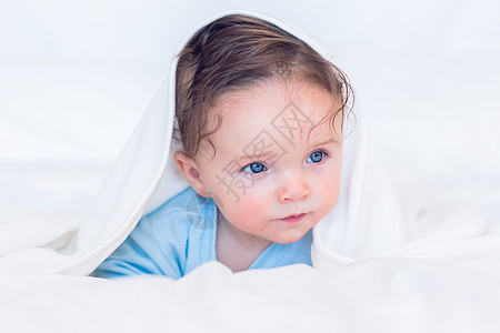 被毯子覆盖的婴儿图片