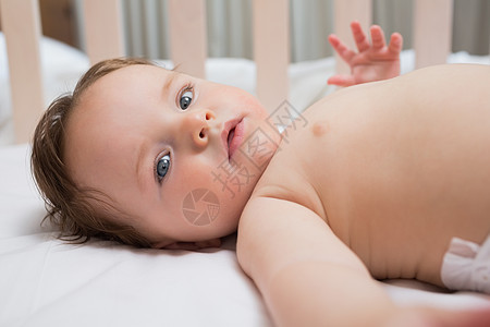 婴儿床的可爱小男孩图片