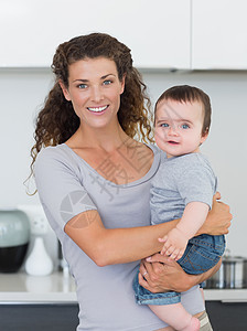 幸福母亲和婴儿的肖像男生家庭儿童儿子脆弱性微笑柜台男性女性孩子图片