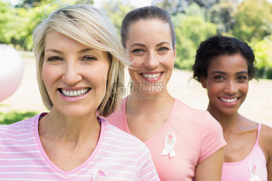 自信的志愿者参与乳腺癌意识图片