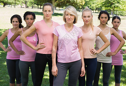 支持妇女提高对乳腺癌认识的妇女;图片