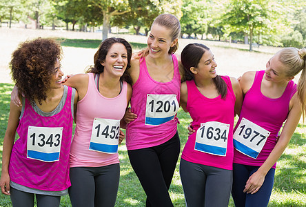 参加乳癌马拉松运动的妇女人数运动志愿者活动运动服配套健康数字比赛女性服务图片