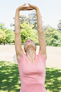 女性在公园进行伸展锻炼图片