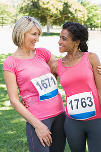 参加乳癌马拉松运动的妇女人数体育配套友谊女性微笑乳腺癌参加者警觉机构福利图片