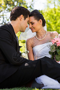 坐在公园里的罗马新婚夫妇婚纱套装丈夫联盟女性新郎已婚庆典男性花束图片