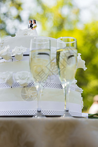 婚礼蛋糕和香槟长笛的特写图片