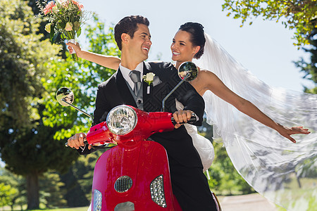 新婚夫妇坐在公园的摩托车上已婚幸福男人夫妻女性联盟妻子女士丈夫婚姻图片
