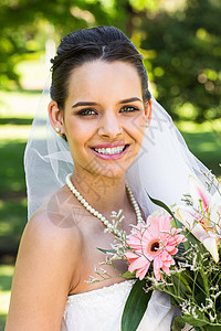 公园花束的美丽新娘的近相肖像图片