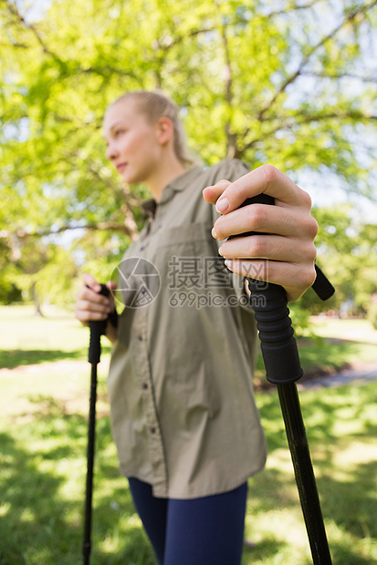 北欧在公园中行走的美丽的年轻女士女性体力身体浅色娱乐金发女郎树木衬衫闲暇远足图片