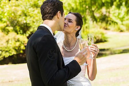 新婚接吻 同时在公园烤香槟大笛图片