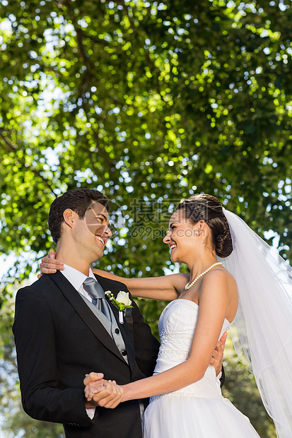 罗马新婚夫妇在公园跳舞新人微笑妻子新郎女性庆典裙子面纱婚礼已婚图片