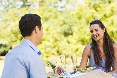 还有香槟笛子 坐在户外咖啡厅里奢华幸福酒精长笛女士享受男性头发长发食物图片