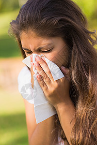 妇女用组织纸打鼻涕流感头发感染棕色混血眼睛疾病喷嚏过敏花园图片
