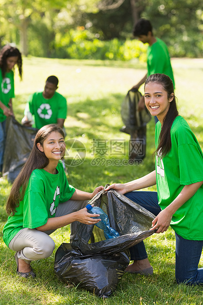 志愿人员在公园里捡垃圾活动家收藏塑料瓶环境女性混血志愿者整理男性机构图片