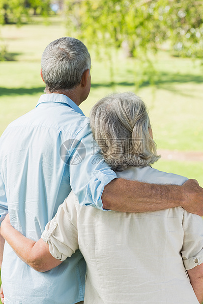 喜欢在公园的成熟夫妇头发老年男人女士晴天女性人员男性拥抱草地图片