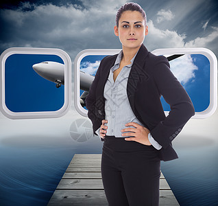 严肃的女商务人士形象综合图象航空商业天空展示头发水池飞行阳光屏幕女性图片