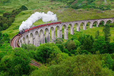 苏格兰著名的格伦芬南管道蒸汽列车详情图片