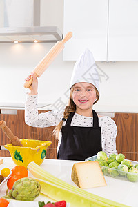 女厨师 用滚动的金球做反顶式滑稽手势帽子饮食学校女孩蔬菜烹饪厨房营养食物孩子们图片