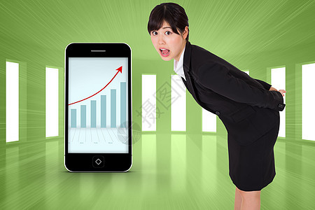 商业女商务人士弯曲的幻觉综合图像数字惊奇绿色女士女性图表手机绘图屏幕公司图片