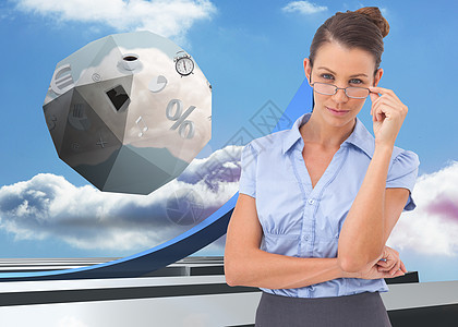 商业女商务人士调整其眼镜的复合图象微笑绘图蓝色人士计算机天空衬衫技术生长屏幕图片