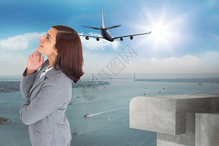 微笑 深思熟虑的女商务人士的综合形象航空支撑阳光海岸线旅游人士职业飞行海洋绘图图片