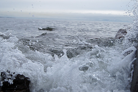 撞击岩石的波浪石头支撑海洋图片