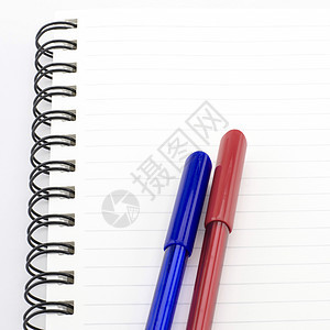 蓝色和红色笔 用笔记本在白色上隔离笔记绘画软垫学校教育办公室补给品记事本团体魔法图片