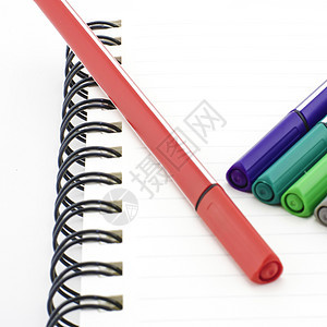 带笔记本的彩色笔工具铅笔记事本笔记工艺螺旋软垫绘画办公室商业图片