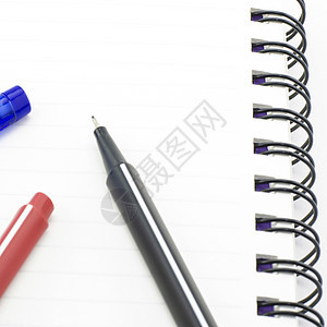 红色和蓝色的黑红和蓝笔 笔记本用白纸隔离魔法工具学校钢笔团体绘画办公室铅笔笔记补给品图片