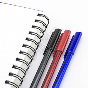 红色和蓝色的黑红和蓝笔 笔记本用白纸隔离补给品团体工艺办公室笔记软垫商业教育记事本钢笔图片