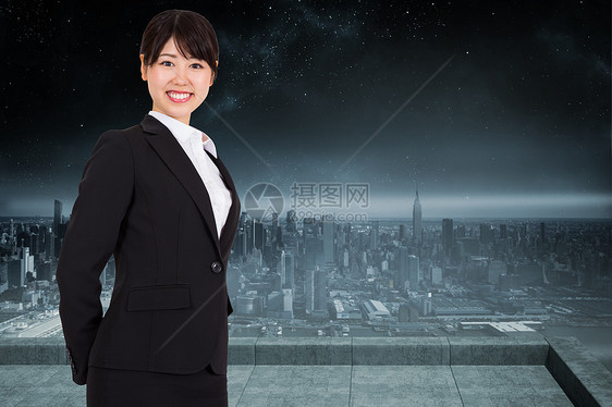 微笑的女商务人士的复合形象商务灰色商业多云计算机女性城市天空公司数字图片