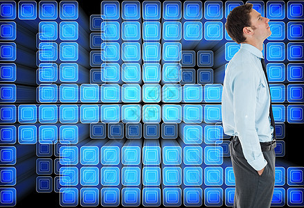 严肃的商务人士亲手站在口袋里一副综合形象计算机短发蓝色人士公司男人绘图未来派男性衬衫图片