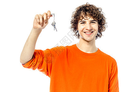 青年男子持有钥匙肖像男性年轻人成年人男人幸福休闲装微笑成人图片