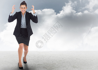 愤怒的女商务人士出面的复合形象头发天空多云女性棕色人士商务职业沙漠计算机图片